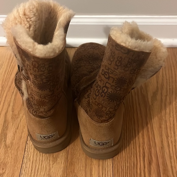 Ugg boot with button side - Picture 2 of 4